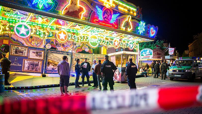 Bei einem Kirmes-Unfall in Oberhausen sind vier Menschen schwer verletzt worden. Bei einem Kirmes-Unfall in Oberhausen sind vier Menschen schwer verletzt worden.