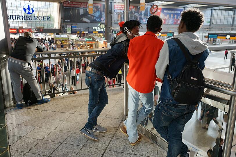 Flüchtlinge und Wiesn-Besucher treffen in München aufeinander, Bilder vom Hauptbahnhof am ersten Tag des Oktoberfests.