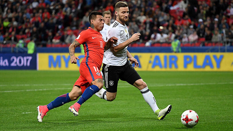 VERLIERER - Shkodran Mustafi: Der Weltmeister sitzt seit seinem schlimmen Fehler gegen Chile auf der Bank. Stapfte am Donnerstag missmutig aus dem Fischt-Stadion. "Es kommen noch so viele", meinte er. Auskunftsfreudigere Kollegen - und Anwärter auf seinen WM-Platz.