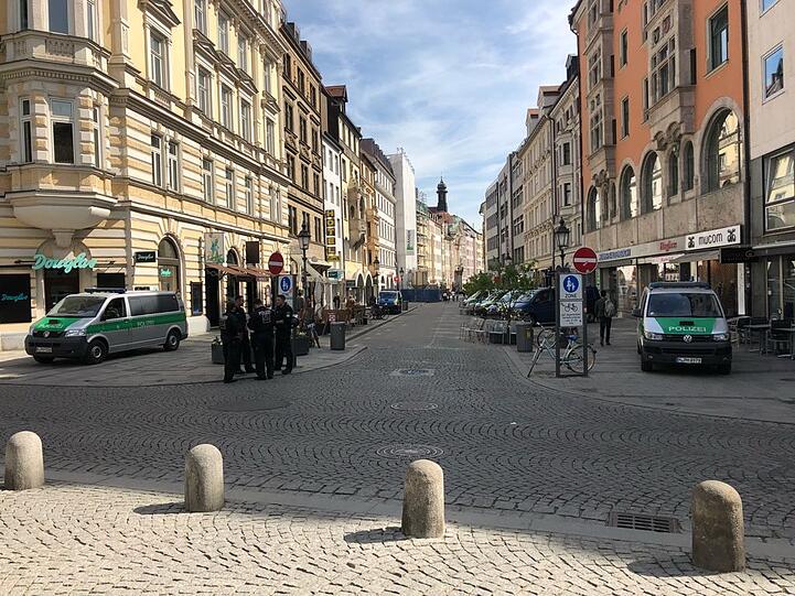 Sonntagvormittag, um kurz vor 11 Uhr: Die Lage am Sendlinger Tor, wo sich die Ultras des FC Bayern treffen.