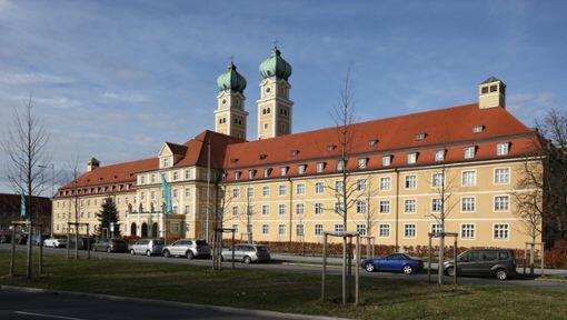 Heim und Kirche St. Josef am Luise-Kiesselbach-Platz.    Foto: S. Müller