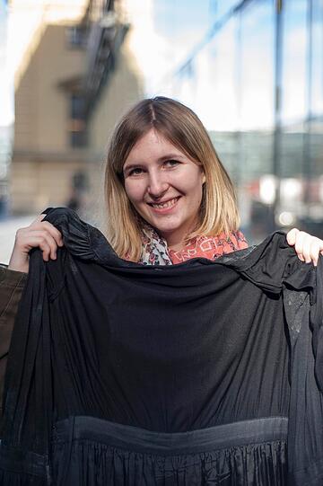 Teresa (21) hat sich ein Kleid für 18 € gekauft. Sie möchte es für Fasching verwenden, was genau, weiß sie noch nicht.