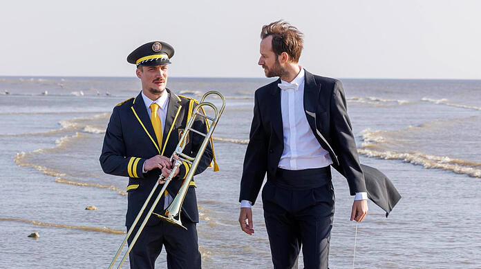 BenjaminLavernhe im Frack und Pierre Lottinin Uniform als Männer, die Brüder werden und erst dadurch die Welt verstehen.