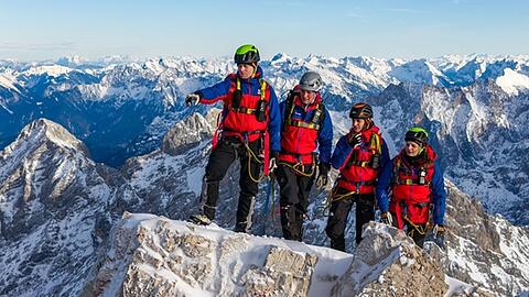 Schneesturm, Gletscherspalten, Felsw&auml;nde: Die ARD-Bergwacht-Doku zeigt packende Eins&auml;tze.