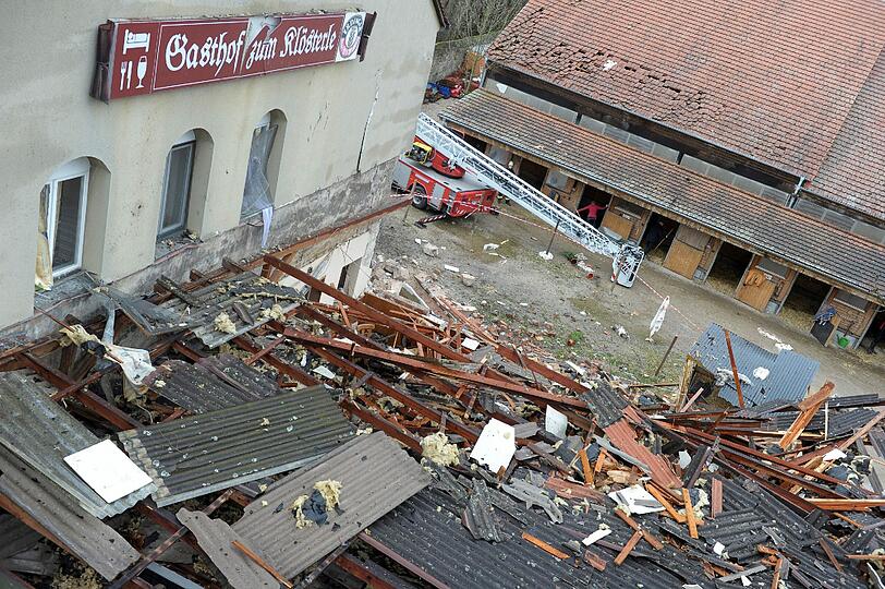 Bei einer Nürnberger Gaststätte explodierte ein Nebengebäude und verursachte großen Schaden. Die Ursache ist bisher nicht bekannt.