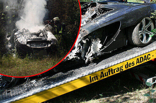 Dieser 200.00-Euro-Flitzer ist nur noch Schrott: Bei Feldmoching ist ein McLaren von der Straße abgekommen und in Brand geraten