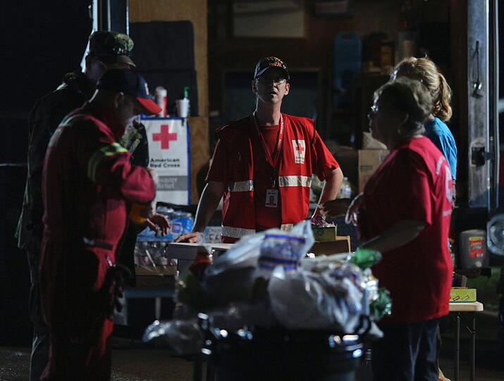 Bei dem Tornado im US-Bundesstaat Oklahoma sind
nach offiziellen Angaben mindestens 91 Menschen ums Leben gekommen,