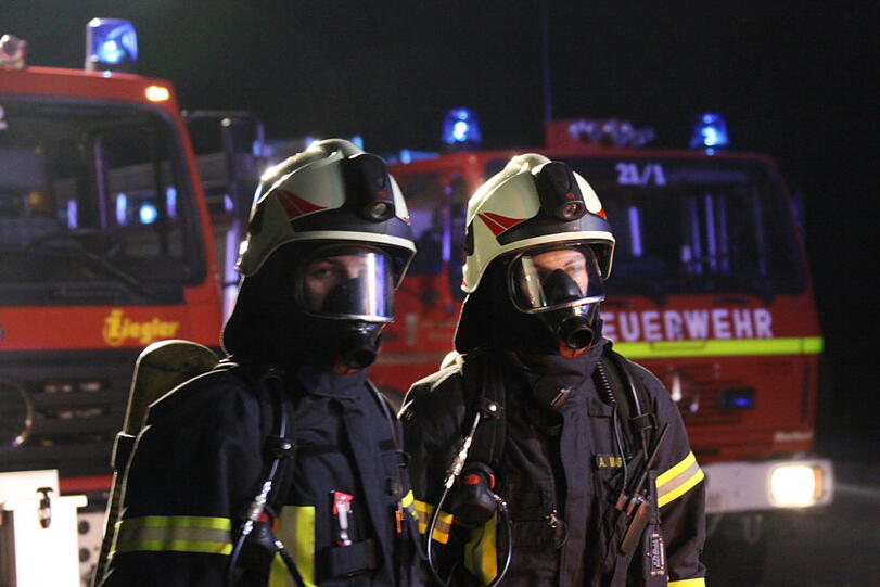 Auf der A94 steht ein Lkw in Flammen: Die Bilder vom Feuerwehreinsatz.