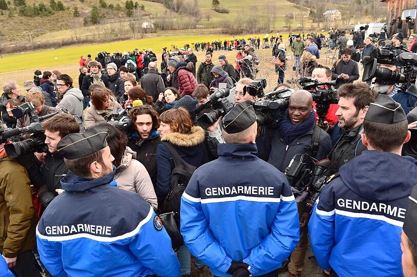 Angela Merkel, Francois Hollande, und Mariano Rajoy sind zum Unglücksort gereist, um sich ein Bild von der Situation zu machen. Sie werden von der Gendarmerie abgeschirmt.