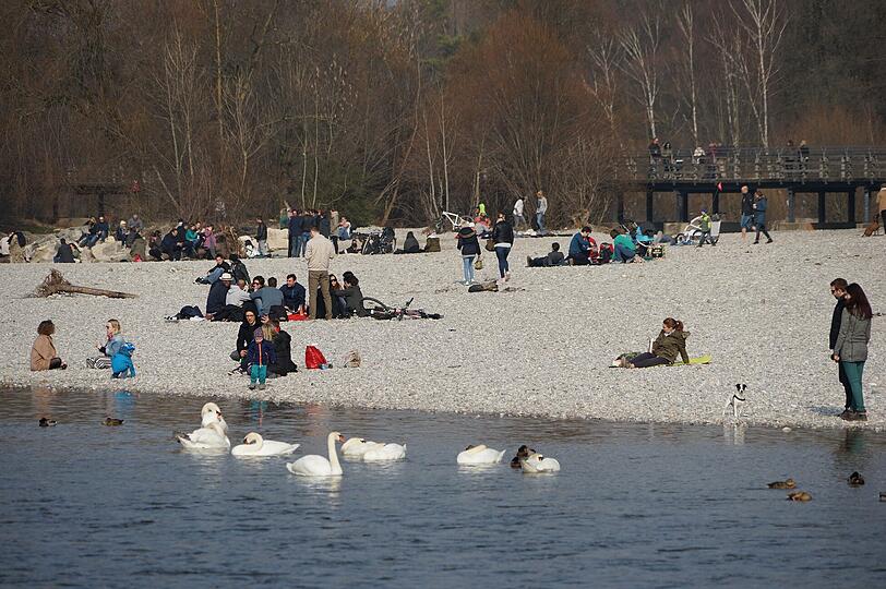 Ob mit Kind, Hund oder alleine: Die Isar war am Sonnen-Samstag ein beliebtes Ausflugsziel.