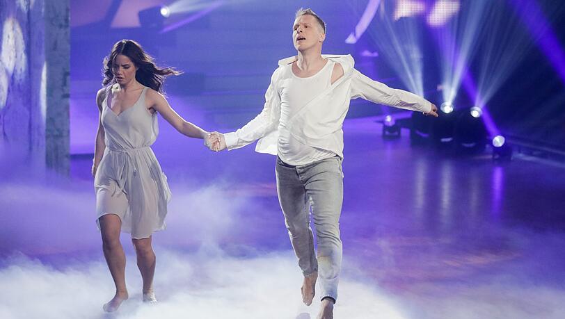 Oliver Pocher, Moderator, und Christina Luft, Profitänzerin, tanzen in der RTL-Tanzshow Let's Dance im Coloneum.