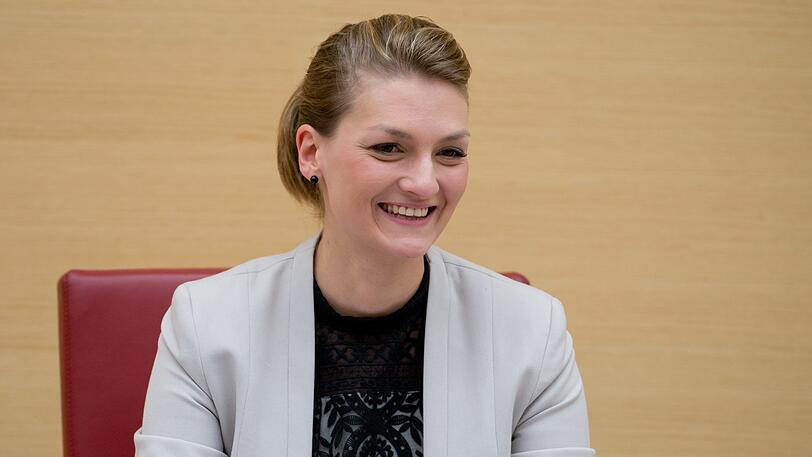 Digitalministerin Judith Gerlach (CSU): Digitalministerin Judith Gerlach freut sich in den Ferien auf zahlreiche Stunden mit der Familie. Sie wolle viel Zeit mit ihren Kindern verbringen. Gemeinsam geht es auch in den Urlaub, das Ziel verrät die Ministerin nicht. So viel aber: "Ich werde mit Sicherheit auch viel Zeit haben, um den Spessart zu genießen."