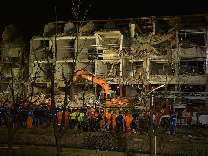 Rettungskräfte arbeiten in den frühen Morgenstunden am Ort einer Tankwagenexplosion.