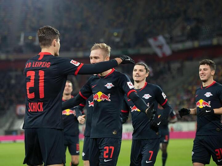 Leipzigs Patrik Schick (l-r) jubelt mit Konrad Laimer, Marcel Sabitzer und Diego Demme über seinen Treffer zum 1:0.