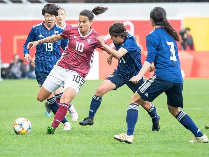 DFB-Akteurin Dzsenifer Marozsan (2.v.l) sieht sich der japanischen Abwehr gegenüber.