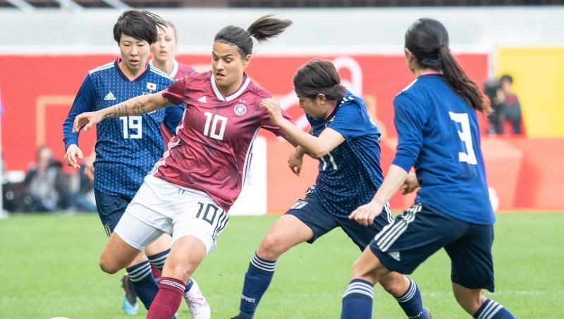 DFB-Akteurin Dzsenifer Marozsan (2.v.l) sieht sich der japanischen Abwehr gegenüber. DFB-Akteurin Dzsenifer Marozsan (2.v.l) sieht sich der japanischen Abwehr gegenüber.