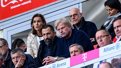 Sportvorstand Hasan Salihamidzic (l) und Oliver Kahn (r), CEO des FC Bayern München, auf der Tribüne.