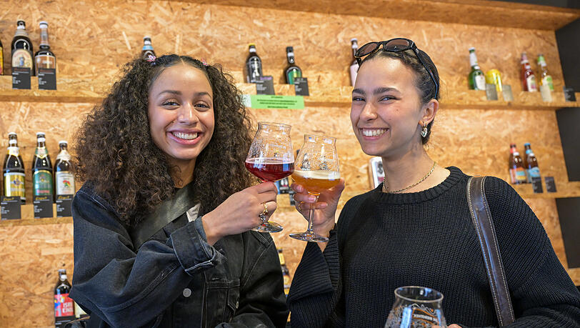 Nellie (l.) mit ihrem Kirschbier und Hannah mit ihrem Weißbier. Und weil die beiden gerade aus einer Uni-Prüfung kamen, hat ihnen das Bier am Freitag besonders gut geschmeckt. Nellie (l.) mit ihrem Kirschbier und Hannah mit ihrem Weißbier. Und weil die beiden gerade aus einer Uni-Prüfung kamen, hat ihnen das Bier am Freitag besonders gut geschmeckt.