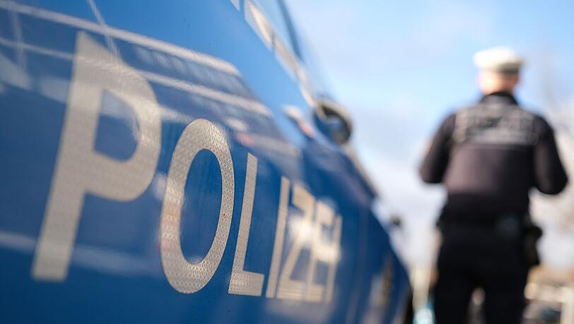 Zwei Polizeibeamte werden bei einer riskanten Verfolgungsjagd in Oberbayern leicht verletzt.