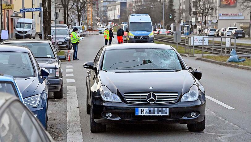 Man kann deutlich erkennen, wo die 81-Jährige gegen die Windschutzscheibe geprallt ist.