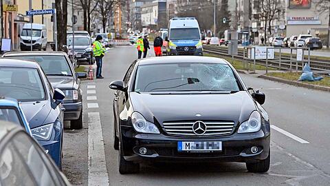 Man kann deutlich erkennen, wo die 81-Jährige gegen die Windschutzscheibe geprallt ist.