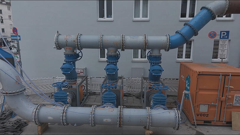 Was das hier sein k&ouml;nnte? Eine Konstruktion, die das Abwasser w&auml;hrend der Sanierung aus dem Kanal absaugt und per Pumpe oberirdisch umleitet.