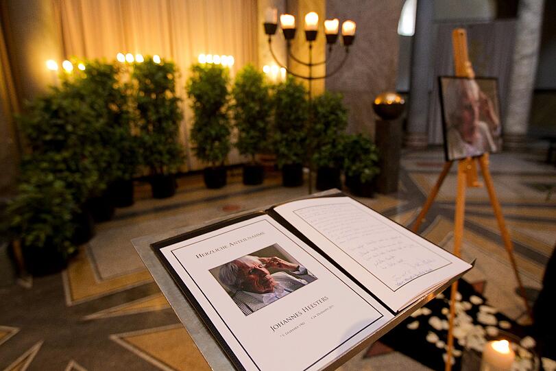 Kondolenzbuch für Jopie Heesters: Die schwarzen Ledermappen sind seit Donnerstag um 14.00 Uhr in der Aussegnungshalle des Nordfriedhofes ausgelegt. In den ersten Minuten trugen sich etwa 20 Fans ein, um dem Künstler ihre Aufwartung zu machen.