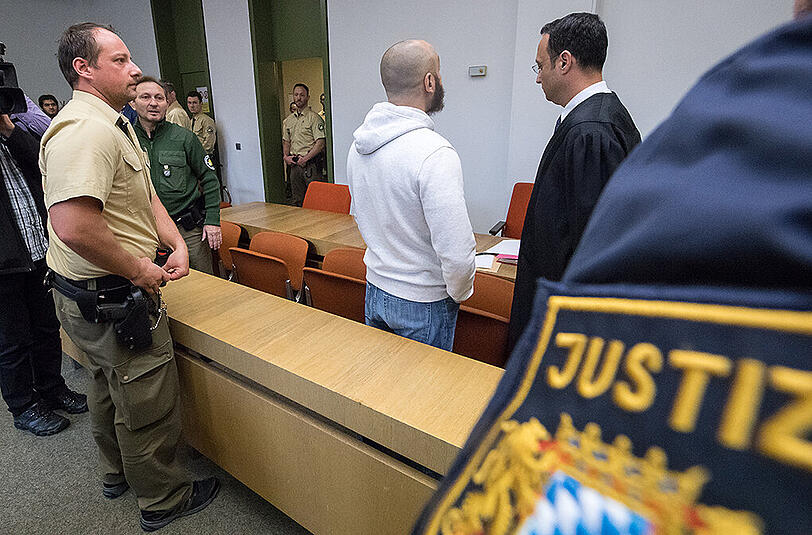 Der 27-Jährige mit seinem Anwalt Adam Ahmed hinter der Anklagebank des Landgerichts. (Archivbild)
