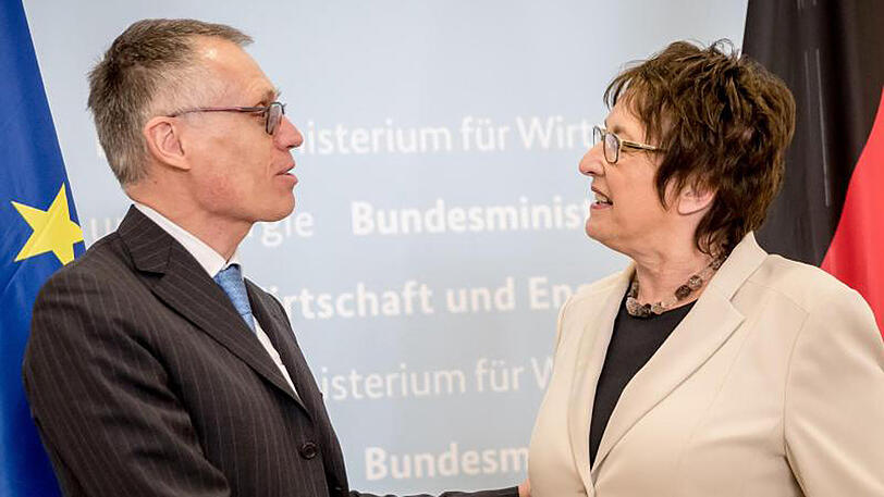 Bundeswirtschaftsministerin Brigitte Zypries begrüsst PSA-Chef Carlos Tavares im Wirtschaftsministerium in Berlin.