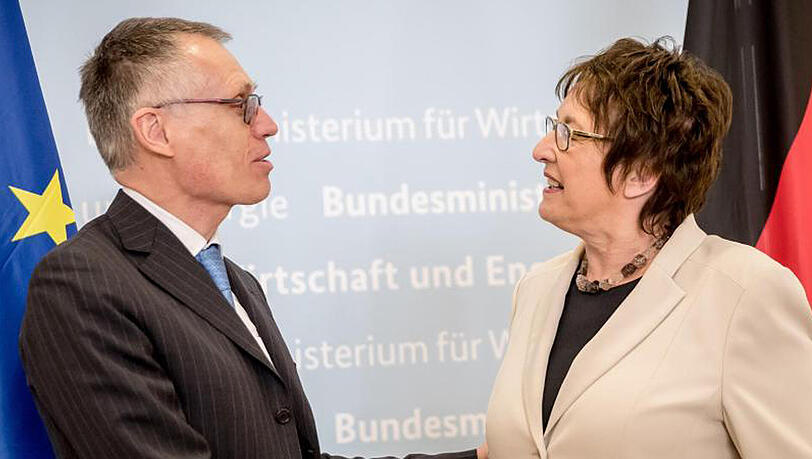 Bundeswirtschaftsministerin Brigitte Zypries begrüsst PSA-Chef Carlos Tavares im Wirtschaftsministerium in Berlin. Bundeswirtschaftsministerin Brigitte Zypries begrüsst PSA-Chef Carlos Tavares im Wirtschaftsministerium in Berlin.