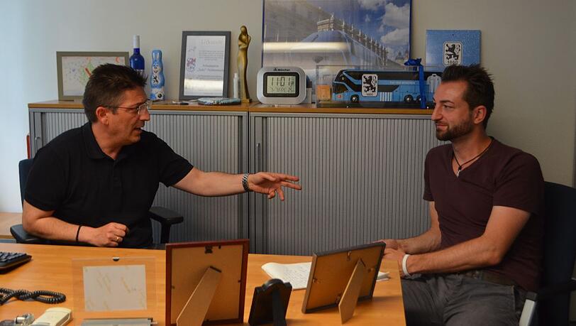 Der Boss des MAN-Betriebsrats (46), hier im Gespräch mit AZ-Reporter Matthias Eicher (r.), kandidiert für einen Sitz im 1860-Verwaltungsrat. Der Boss des MAN-Betriebsrats (46), hier im Gespräch mit AZ-Reporter Matthias Eicher (r.), kandidiert für einen Sitz im 1860-Verwaltungsrat.