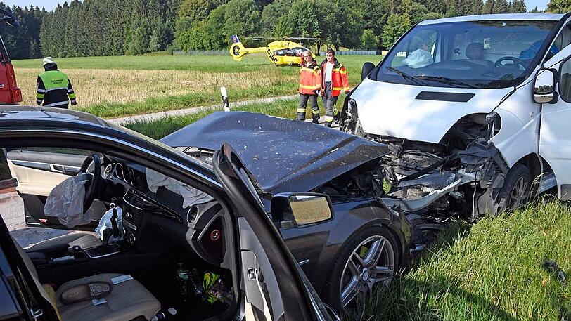Der Transporter krachte frontal mit dem Mercedes zusammen. Die Bilder vom Unfallort in Sauerlach.