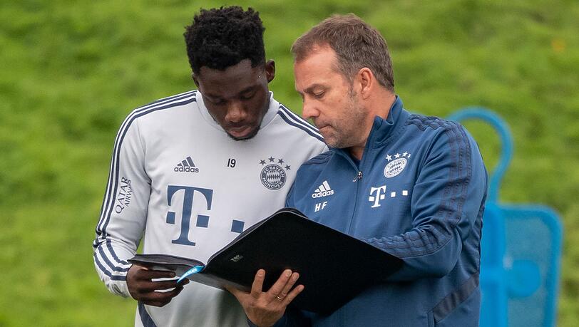 Bekommt Anweisungen von Flick (r.): Davies (l.). Bekommt Anweisungen von Flick (r.): Davies (l.).