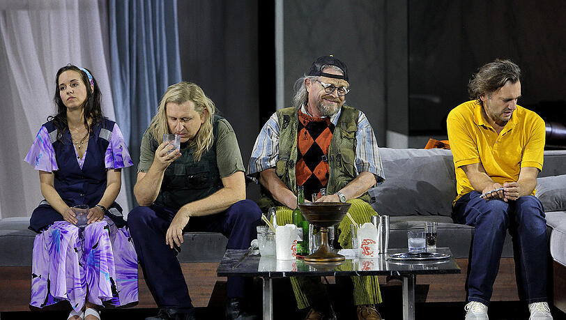 Traurige Gestalten: Alexandra Steiner (Waldvogel), Andreas Schager (Siegfried), Arnold Bezuyen (Mime) und Branko Buchberger (Junger Hagen)