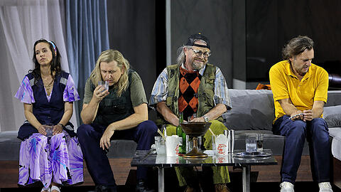 Traurige Gestalten: Alexandra Steiner (Waldvogel), Andreas Schager (Siegfried), Arnold Bezuyen (Mime) und Branko Buchberger (Junger Hagen)