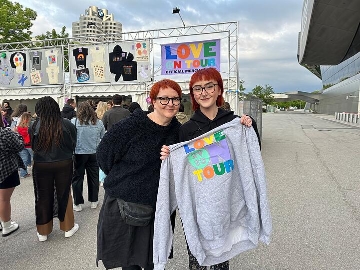 "Es ist einfach die beste Stimmung hier", sagen Antje (links) und  Ellen aus Fulda.