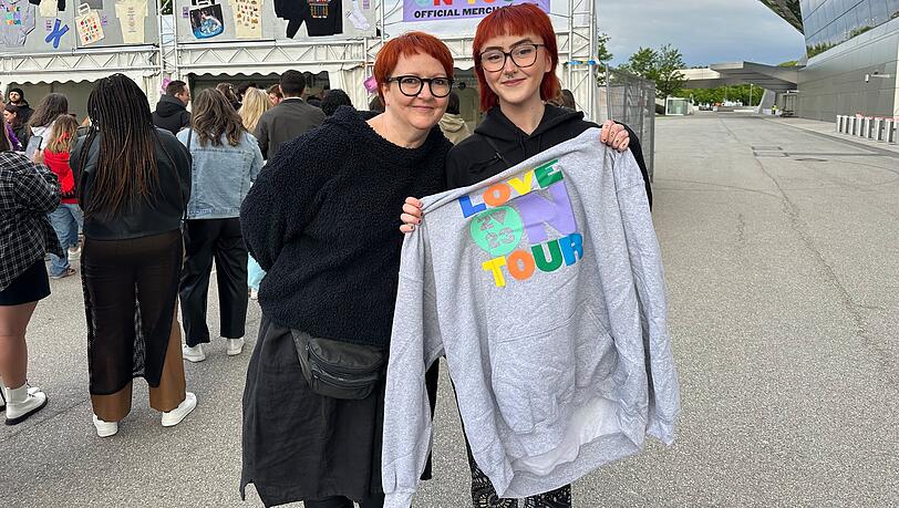 "Es ist einfach die beste Stimmung hier", sagen Antje (links) und Ellen aus Fulda. "Es ist einfach die beste Stimmung hier", sagen Antje (links) und Ellen aus Fulda.