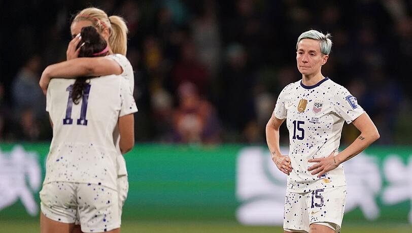 Megan Rapinoe (r) und ihre Mitspielerinnen aus den USA reagieren, nachdem sie im Elfmeterschießen ausgeschieden sind.