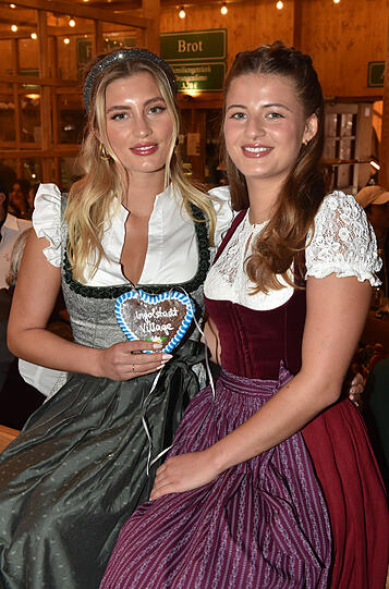 Luna und Emma Schweiger: 100 bayerische Trachtenpunkte. Die beiden sehen fesch aus in den beiden Trendfarben Grün und Bordeaux. Und man sieht perfekt: Manchmal ist eben doch weniger mehr.