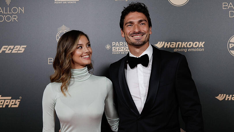 Nicola Cavanis kommt neben Mats Hummels aus dem Strahlen gar nicht mehr heraus.