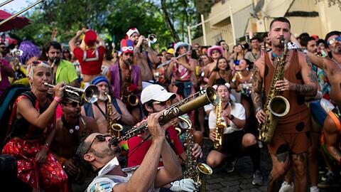 Beim Stra&szlig;enkarneval ziehen dutzende Karnevalsgruppen durch die Stra&szlig;en der Stadtteile. (Archivbild)
