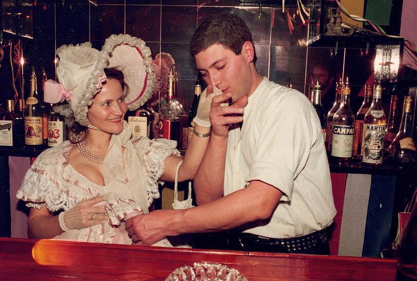 Anni Neumann hat in M&uuml;nchen queere Geschichte geschrieben. Hier mit ihrem Barkeeper im Jahr 1983.