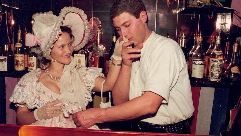 Anni Neumann hat in M&uuml;nchen queere Geschichte geschrieben. Hier mit ihrem Barkeeper im Jahr 1983.