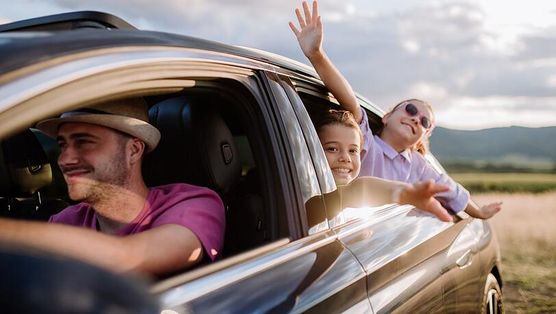 Mit ein paar praktischen Tipps kommen Familien mit dem Auto entspannter in den Sommerurlaub. Mit ein paar praktischen Tipps kommen Familien mit dem Auto entspannter in den Sommerurlaub.