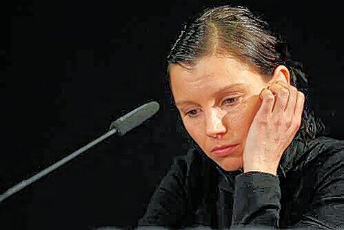 Ein bewegender und tapferer Auftritt: Teresa Enke bei der Pressekonferenz nach dem Selbstmord ihres Mannes Robert am Mittwoch.