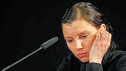 Ein bewegender und tapferer Auftritt: Teresa Enke bei der Pressekonferenz nach dem Selbstmord ihres Mannes Robert am Mittwoch. Ein bewegender und tapferer Auftritt: Teresa Enke bei der Pressekonferenz nach dem Selbstmord ihres Mannes Robert am Mittwoch.