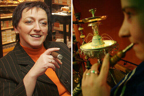 Christiane Klever (li.) darf vorerst weiter qualmen, die Kundin des Shisha-Cafés nicht.