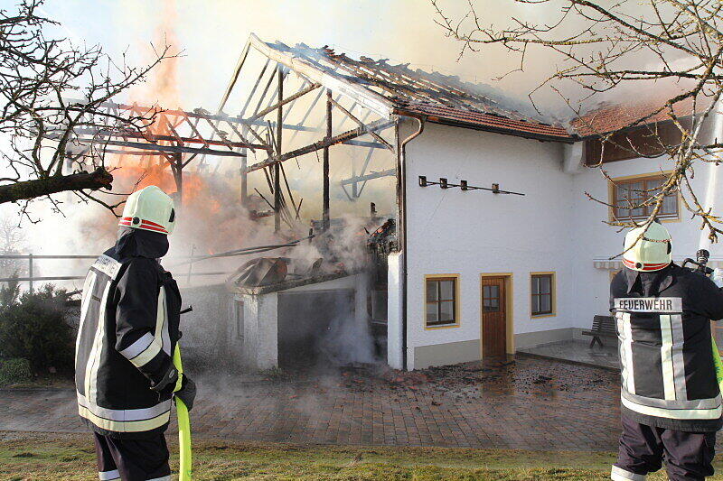 Am Nachmittag wurde die Feuerwehr zu einem Brand eines Bauernhofes mitten in St. Leonhard, Gemeinde Wonneberg gerufen. Bei dem Brand wurden drei Personen verletzt. Da das Löschwasser knapp war, mussten Leitungen über einen Kilometer lang verlegt werden.