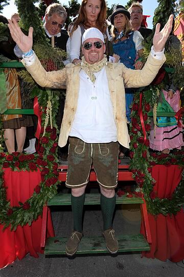 Der Einzug der Wiesn-Wirte am Samstag: DJ Ötzi darf beim Wiesn-Auftakt natürlich nicht fehlen!