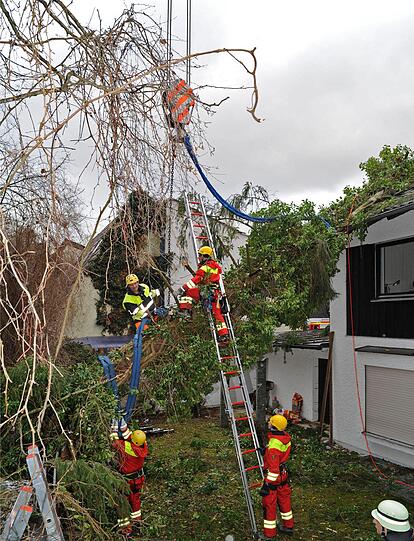 Stadtgebiet: &bdquo;Joachim&ldquo; zieht über München hinweg. Das Sturmtief sorgt wie so oft für ein erhöhtes Einsatzaufkommen. Rund 35 mal muss die Feuerwehr in dieser Nacht wegen dem Sturm ausrücken. In der Anechostraße stürzen zwei Bäume auf ein Einfamilienhaus. Die Höhenrettungsgruppe entfernt die Stämme. Ein Feuerwehrkran kommt ebenfalls zum Einsatz.